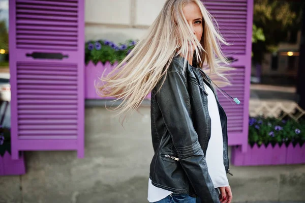 Stylový blond žena nosí džíny a sako představují na ulici ag — Stock fotografie