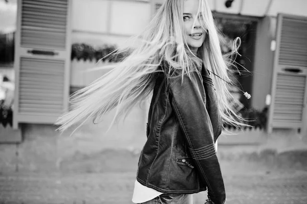 Стильная блондинка одевается в джинсы и куртку позирует на улице ag — стоковое фото