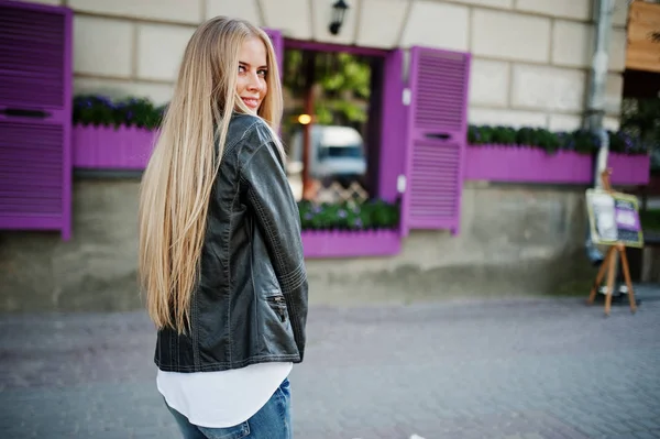 Elegante mujer rubia usar en jeans y chaqueta posado en la calle ag —  Fotos de Stock