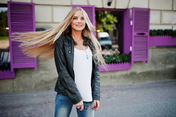 Stylische Blondine trägt Jeans und Jacke posiert auf der Straße — Stockfoto