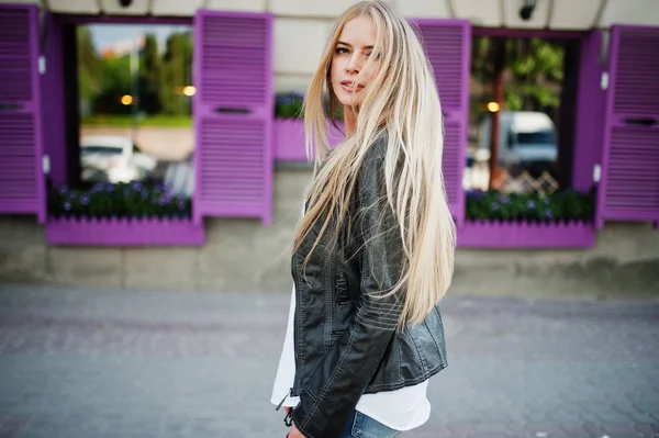 Elegante mujer rubia usar en jeans y chaqueta posado en la calle ag —  Fotos de Stock