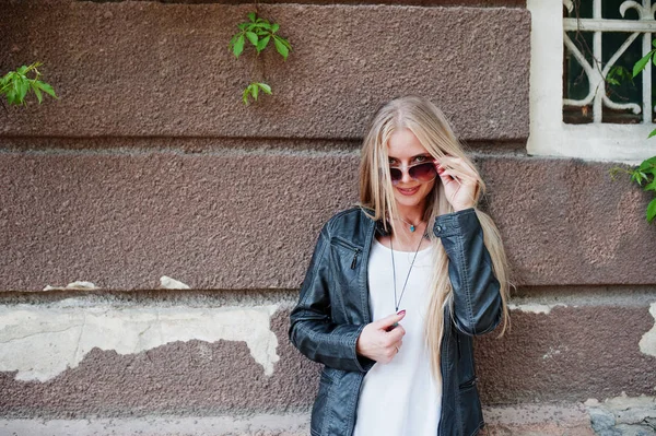 Mulher loira elegante usar em jeans e casaco posado na rua ag — Fotografia de Stock