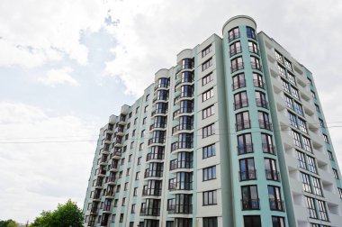 Yeni modern turkuaz çok katlı konut buildin balkon