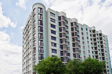 Yeni modern turkuaz çok katlı konut buildin balkon