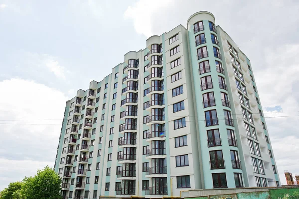 Балкон нового современного бирюзового многоэтажного жилого здания — стоковое фото