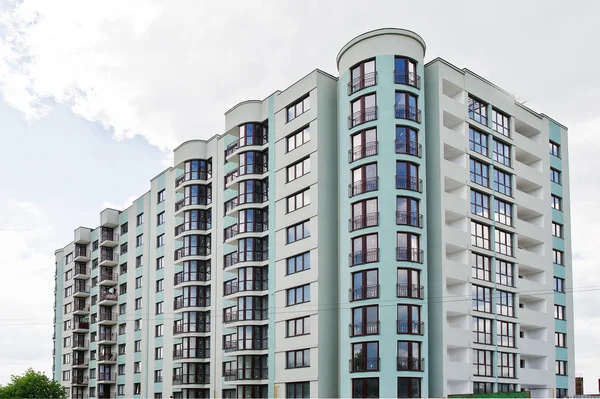 Balkon van nieuwe moderne turquoise multi tellend residentiële ingebouwde — Stockfoto