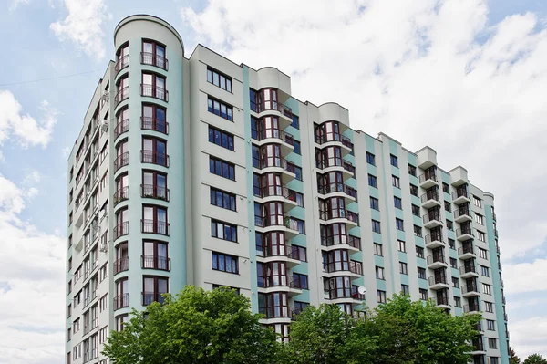 Балкон нового современного бирюзового многоэтажного жилого здания — стоковое фото