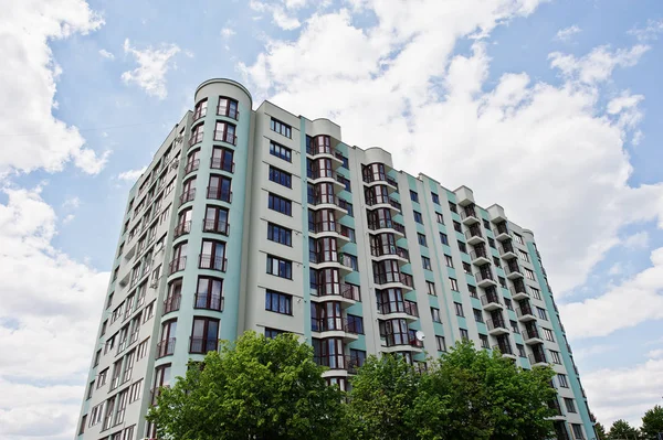 Varanda de novo moderno turquesa edifício residencial de vários andares — Fotografia de Stock