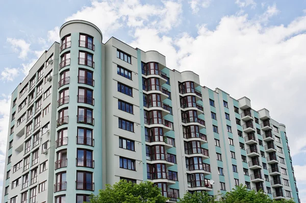 Balcon de nouveau bâtiment résidentiel moderne turquoise de plusieurs étages — Photo