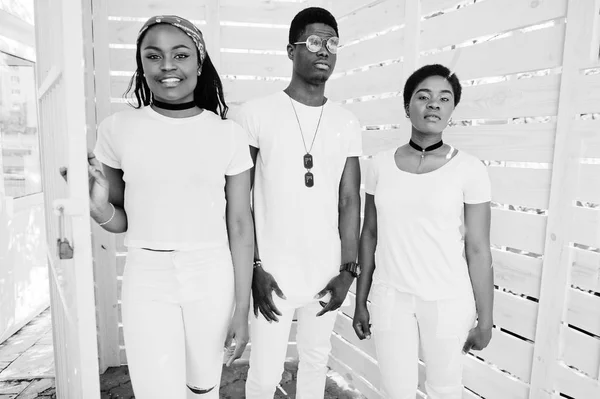 Drei stylische afrikanisch-amerikanische Freunde, tragen weiße Kleidung. — Stockfoto