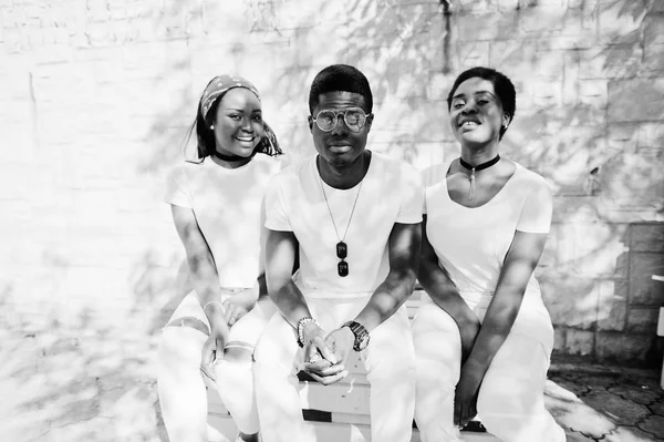 Три стильні афроамериканські друзі, одягнені на білий одяг si — стокове фото