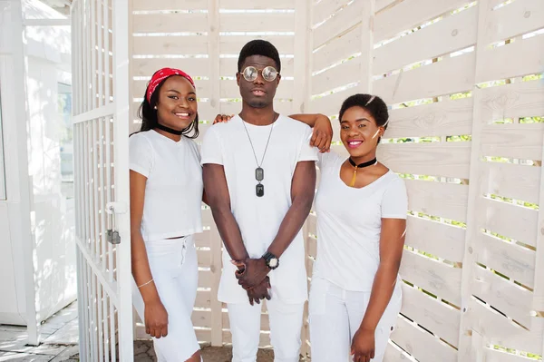 Tre snygga afrikanska amerikanska vänner, slitage på vita kläder ag — Stockfoto