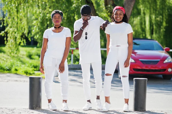 Tres elegantes amigos afroamericanos, usar en ropa blanca ag — Foto de Stock