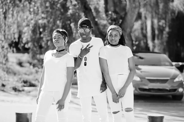 Tres elegantes amigos afroamericanos, usar en ropa blanca ag —  Fotos de Stock