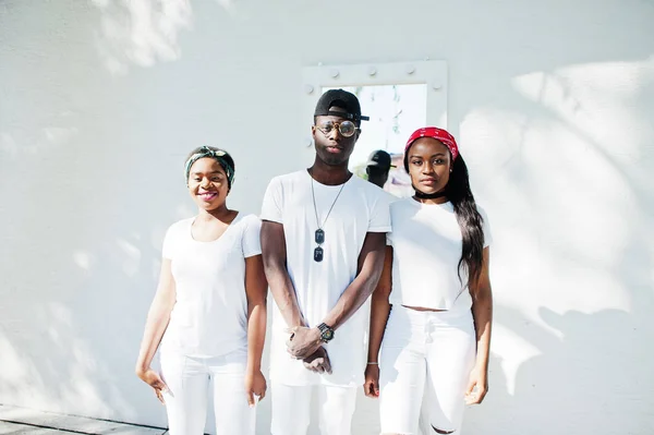 Tres elegantes amigos afroamericanos, usar en ropa blanca ag — Foto de Stock