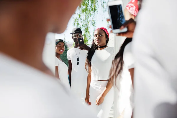 Τρεις φίλοι κομψό αφροαμερικάνων, φορούν σε λευκά ρούχα ma — Φωτογραφία Αρχείου