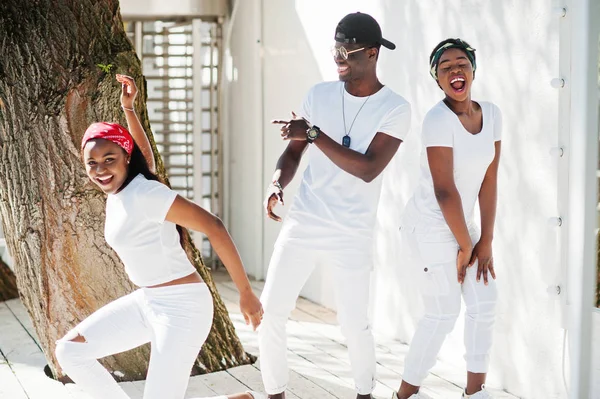 Trois amis afro-américains élégants, portés sur des vêtements blancs. S — Photo