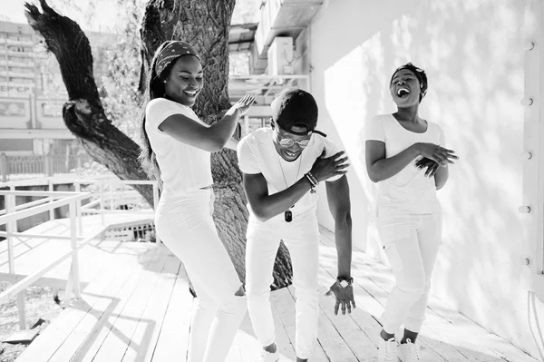 Три стильні афроамериканські друзі, одягнені в білий одяг. S-подібні — стокове фото