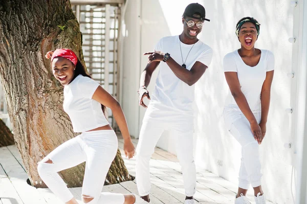 Trois amis afro-américains élégants, portés sur des vêtements blancs. S — Photo