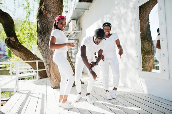 Tre snygga afrikanska amerikanska vänner, bära på vita kläder. S — Stockfoto