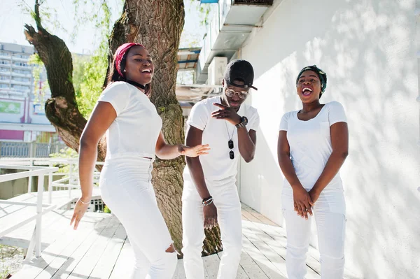 Három stílusos afro-amerikai barát, fehér ruhát viselnek. S — Stock Fotó