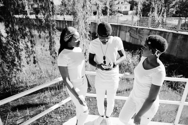 Tres elegantes y de moda amigos afroamericanos, usar en blanco —  Fotos de Stock