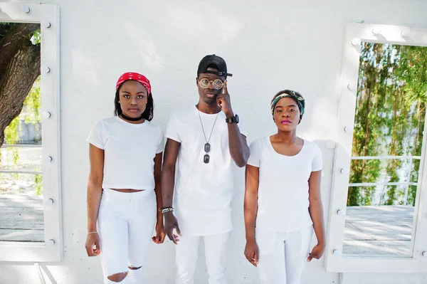 Tre snygga och trendiga afrikanska amerikanska vänner, bära på vit — Stockfoto