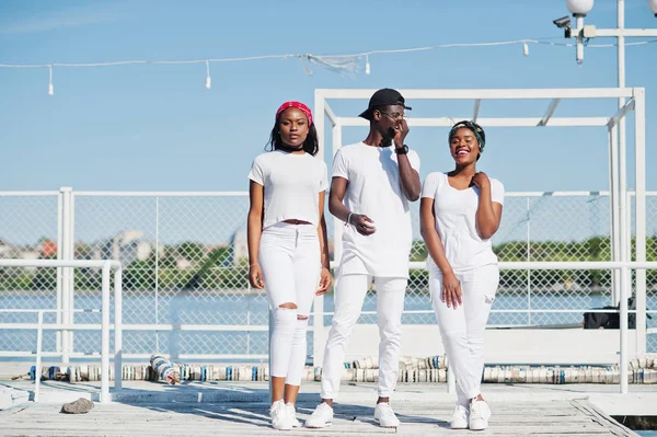 Три стильні афроамериканські друзі, одягнені в білий одяг — стокове фото