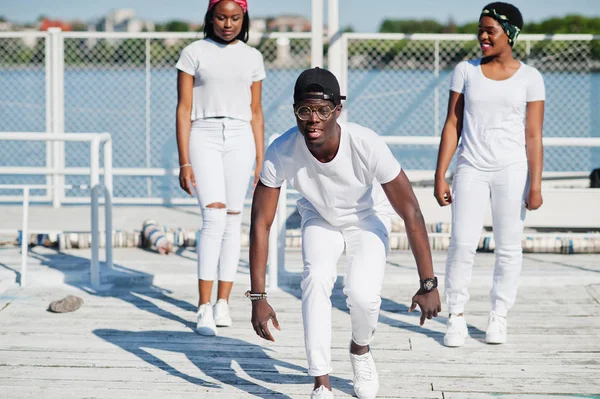 Tres elegantes amigos afroamericanos, usar en ropa blanca en — Foto de Stock