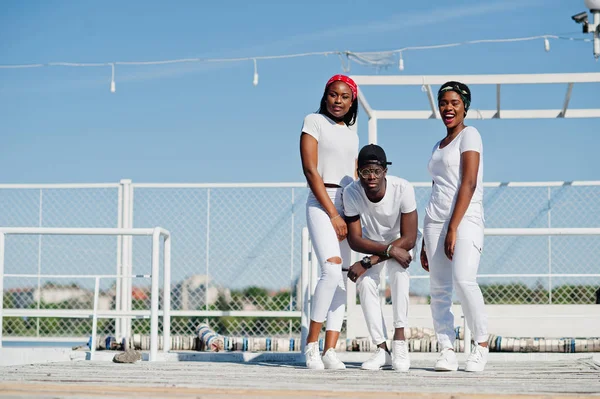 Tre snygga afrikanska amerikanska vänner, bära på vita kläder på — Stockfoto