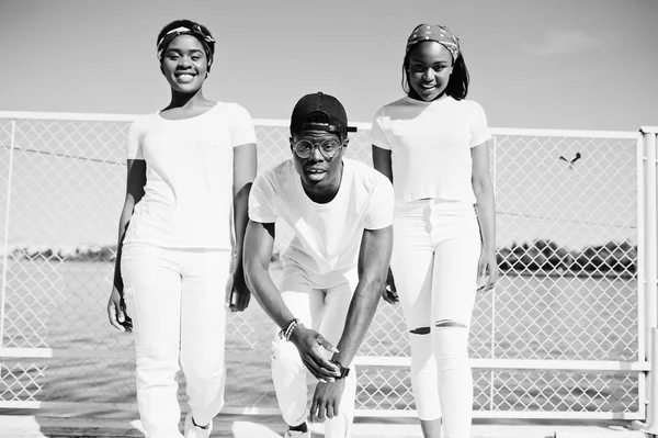 Drei stylische afrikanisch-amerikanische Freunde, tragen weiße Kleidung bei — Stockfoto