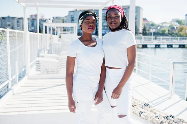 Dos chicas afroamericanas con estilo y de moda, usar en el clo blanco — Foto de Stock