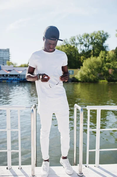 Élégant garçon afro-américain, porter sur des vêtements blancs, lunettes et — Photo