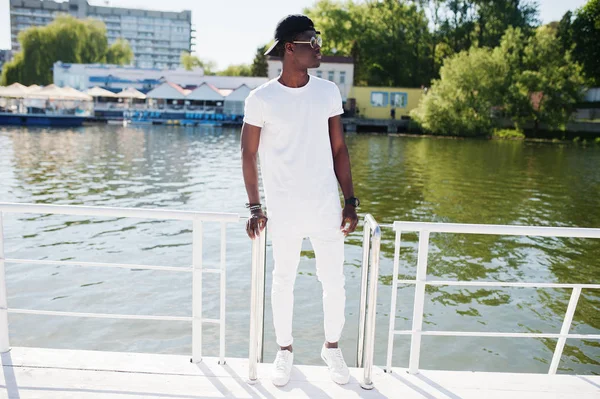 Elegante menino afro-americano, desgaste em roupas brancas, óculos e — Fotografia de Stock