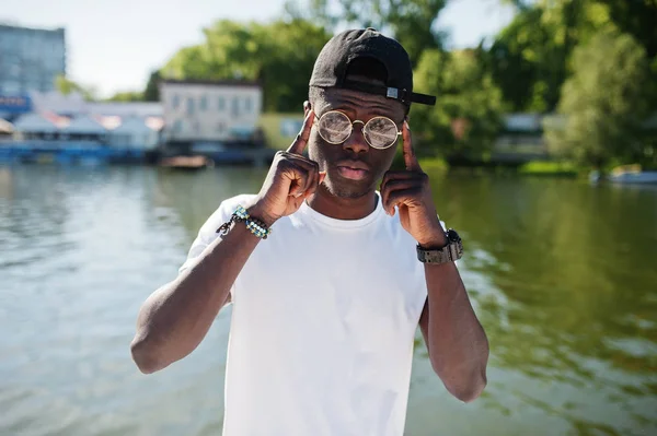 Eleganta afroamerikanska pojke, slitage på vita kläder, Glasögon och — Stockfoto