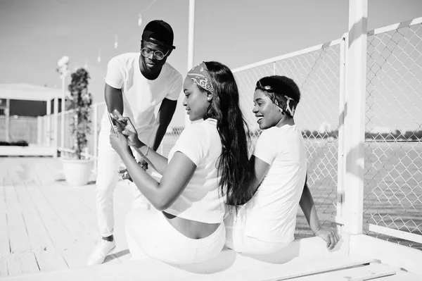 Tres personas afroamericanas elegantes y de moda, se visten de blanco —  Fotos de Stock