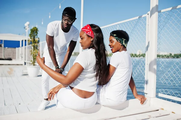 Tre snygga och trendiga afrikanska amerikanska folket, slitage på vit — Stockfoto