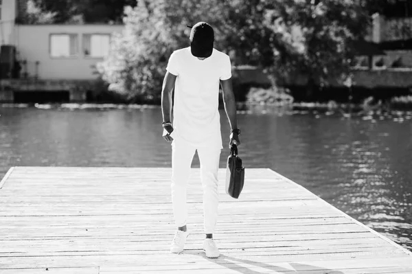 Portrait de garçon afro-américain élégant, porter sur des vêtements blancs , — Photo