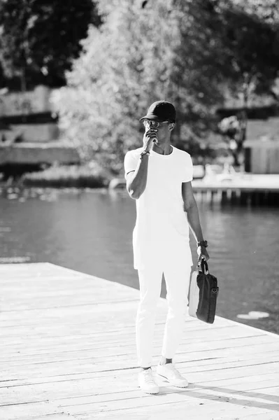 세로 흰색 옷에 착용 하는 세련 된 아프리카계 미국인 소년의, — 스톡 사진