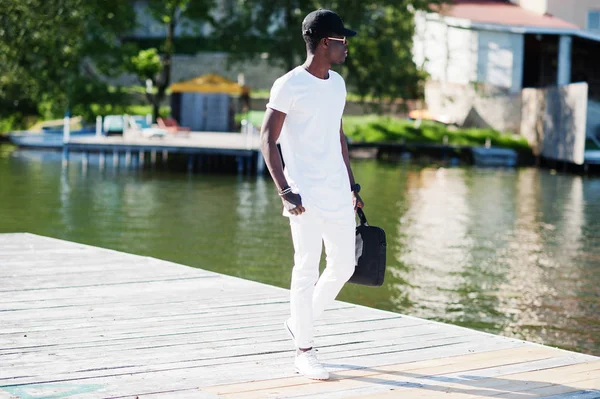 Portret van stijlvolle Afro-Amerikaanse jongen, dragen op witte kleren, — Stockfoto