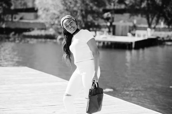 Portret van stijlvolle african american girl, dragen op witte kleren — Stockfoto