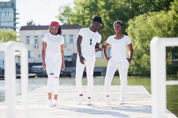 Tres elegantes amigos afroamericanos, visten ropa blanca. S — Foto de Stock