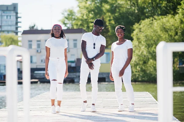 Tre snygga afrikanska amerikanska vänner, bära på vita kläder. S — Stockfoto