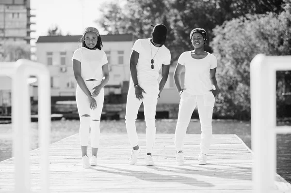 Три стильні афроамериканські друзі, одягнені в білий одяг. S-подібні — стокове фото