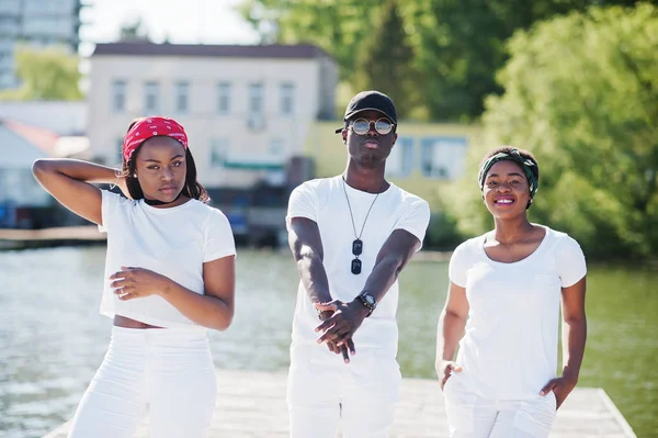 Tres elegantes amigos afroamericanos, visten ropa blanca. S — Foto de Stock