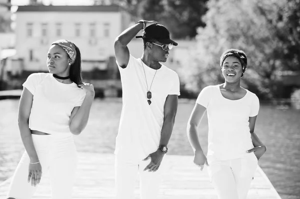Három stílusos afro-amerikai barát, fehér ruhát viselnek. S — Stock Fotó