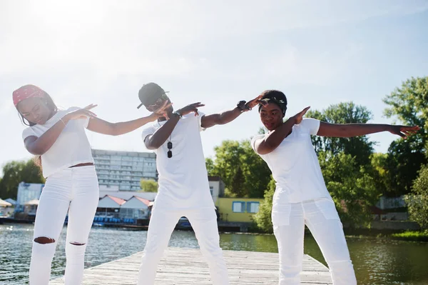 Három stílusos afro-amerikai barát, viselni a fehér ruhát — Stock Fotó