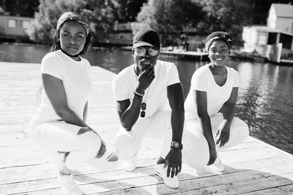 Tres elegantes amigos afroamericanos, usar en ropa blanca en — Foto de Stock