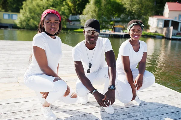 Tres elegantes amigos afroamericanos, usar en ropa blanca en — Foto de Stock