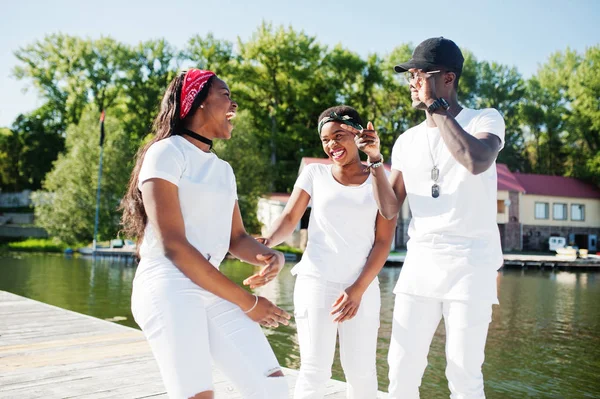 Tres amigos afroamericanos elegantes, alegres y de moda, wea — Foto de Stock
